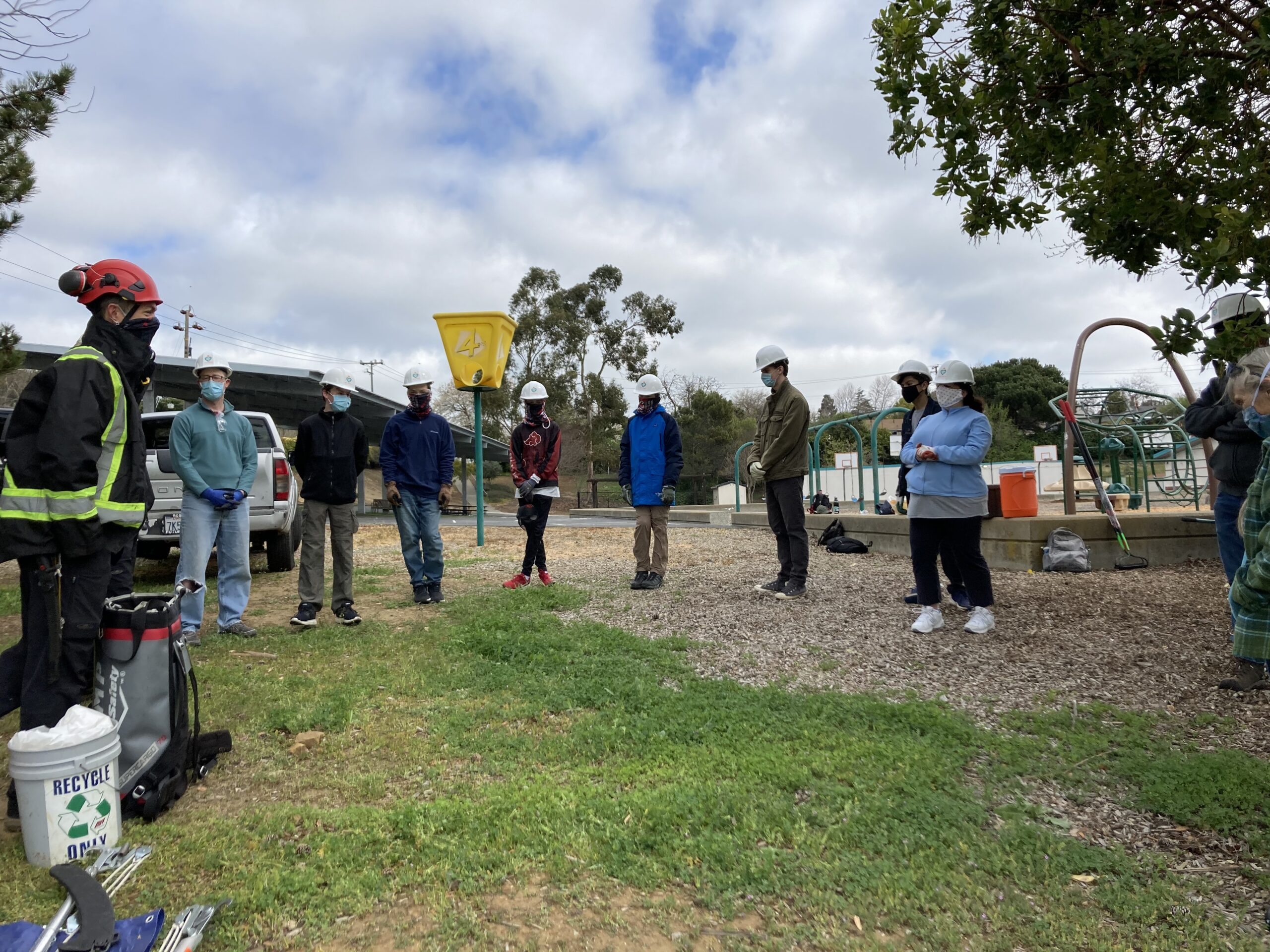 Chad Brey, arborist with A-Plus Tree Service, started the tree purning clinic by quizing volunteers on the beneifits of trees. Prizes (neck gators and hats) were awarded for correct answers.